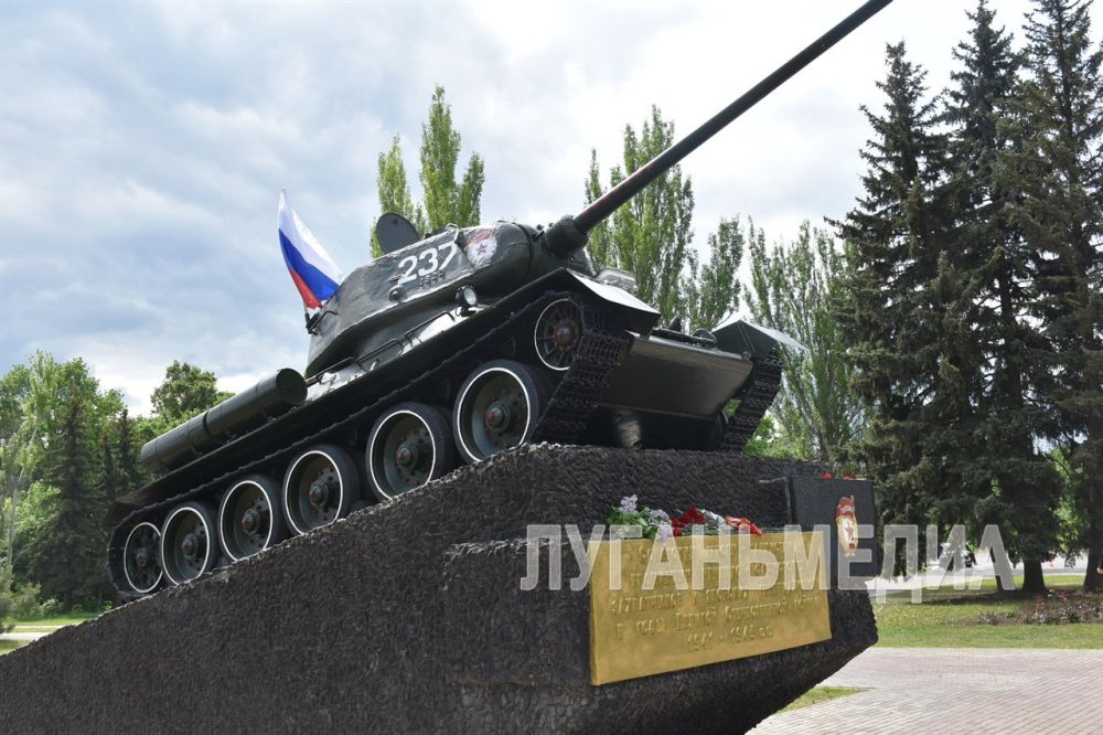 Глава ЛНР Леонид Пасечник посетил торжественный запуск двигателя танка Великой Победы Т-34 имени лейтенанта Ивана Кисенко, установленного на постаменте в районе Острой Могилы