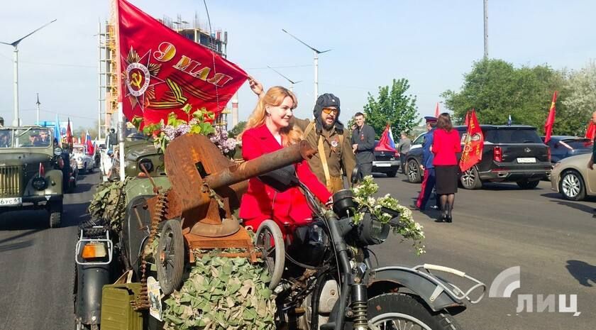 Сенатор РФ от ЛНР Дарья Лантратова участвует в автопробеге к Дню Победы на стилизованном мотоцикле времен Великой Отечественной войны