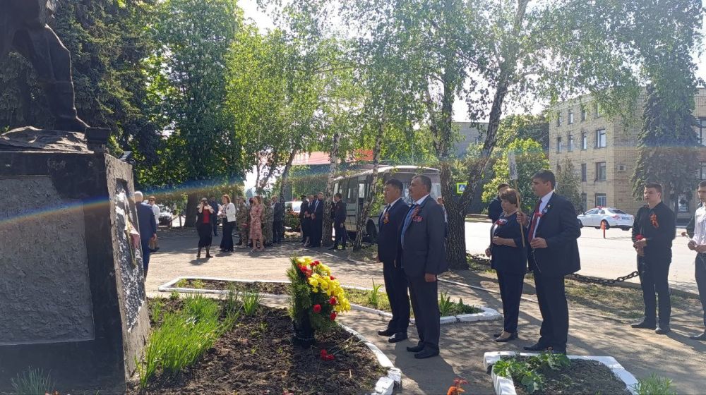 В день 80-летия Победы в Великой Отечественной войне антрацитовцы возложили цветы к памятным местам города