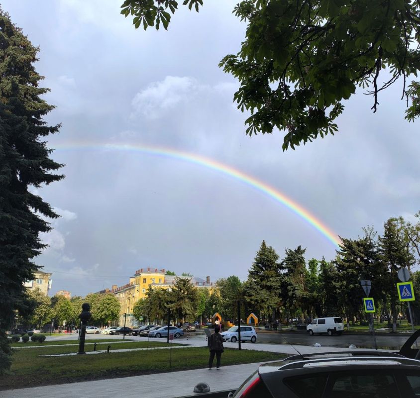 Луганск сегодня был таким. Известно, что радуга появилась после всемирного потопа как библейский символ мира и прощения человечества, союза Бога и людей, и знамением того, что потопа больше не будет