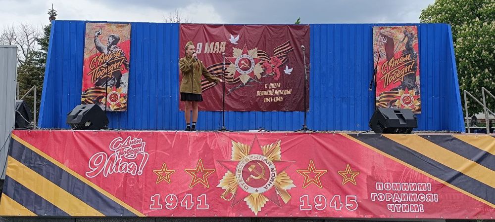 В Антраците, в день 80-летия Победы в Великой Отечественной войне, возле ДК им. Ленина прошел праздничный концерт