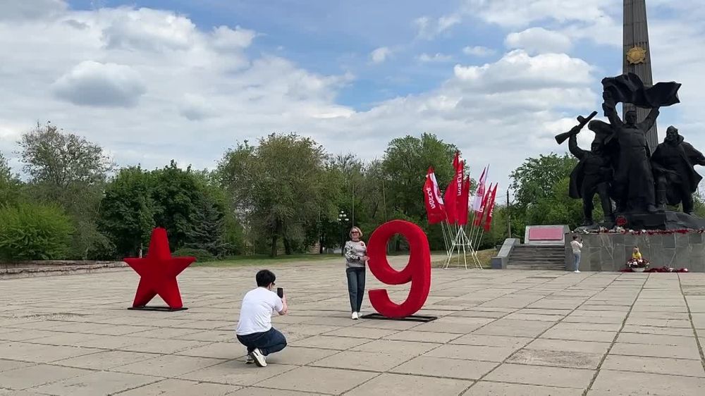 Вот такая красивая и огромная фотозона у Памятника воинам-освободителям на Оборонной в Луганске
