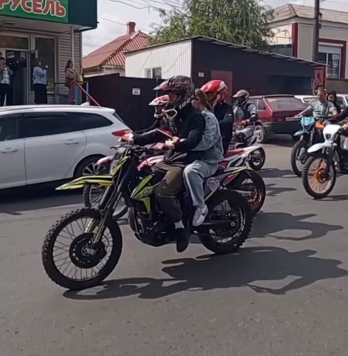 В день 80-летия Победы в Великой Отечественной войне в Антраците прошёл яркий праздничный автопробег