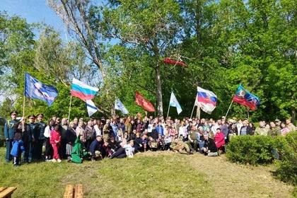 Алое знамя над местами боевой славы: В ЛНР на «Партизанской стоянке» отметили День Победы