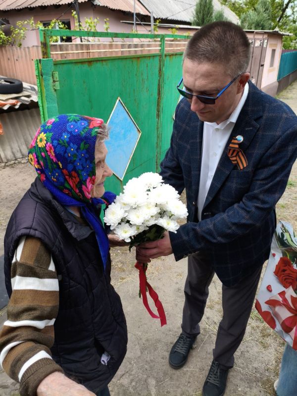 Член Общественной палаты ЛНР Александр Бурлаков с семьёй, 9 мая поздравил ветеранов Лутугинского района с 80 летием Победы!!!