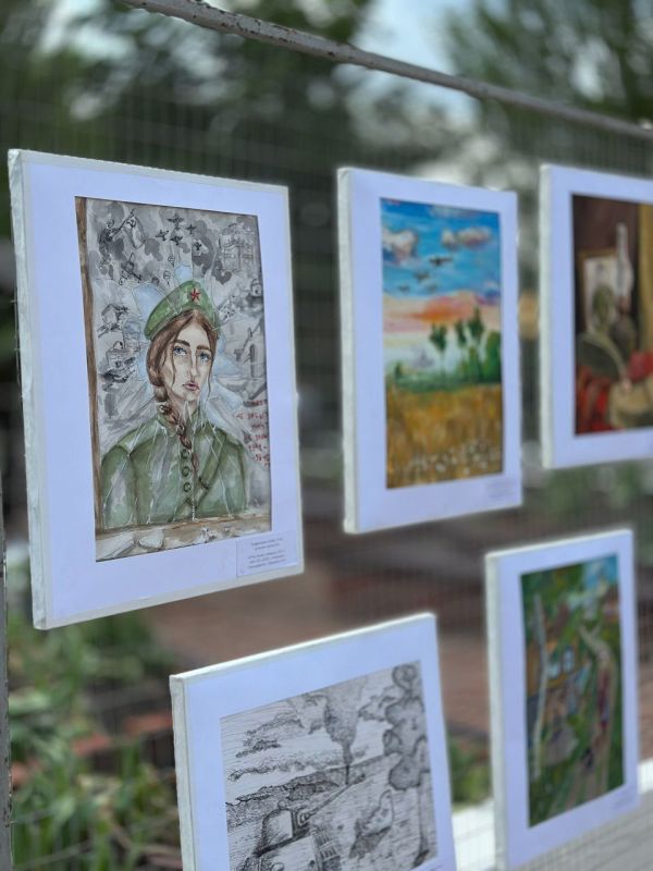 Андрей Рубанцов: В городском парке культуры и отдыха имени Героев работает выставка творческих работ учащихся МБУ ДО «Детская художественная школа г.Ровеньки», посвященных 80й годовщине Победы в Великой Отечественной войне»