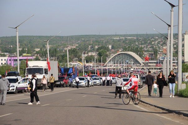Тысячи машин и людей. В это праздничное утро все собрались, чтобы отпраздновать 80-летие Великой Победы