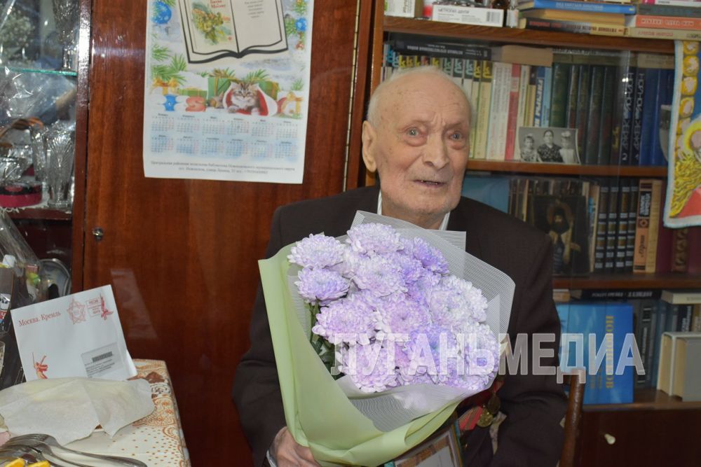 В Новопскове ветерану Великой Отечественной войны Спиридону Афанасьевичу Гнилобокову по поручению Президента Российской Федерации Владимира Владимировича Путина было вручено адресное поздравление с Днем Победы!