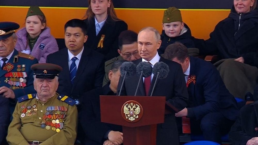 Стало известно, кто сидит рядом с Владимиром Путиным на параде Победы