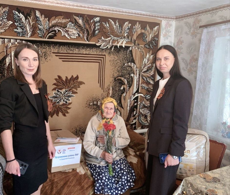 Алёна Лумеровская: Сегодня мы с представителем отдела по жизнеобеспечению села Роскошное Анастасией Луценко посетили Зинаиду Петровну Дядину