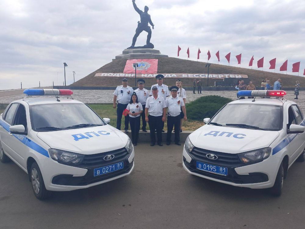 после торжественного митинга, посвященного 80-летию дня Победы, сотрудники ОГИБДД ОМВД "Славяносербский" возложили цветы к памятнику "Комбат"