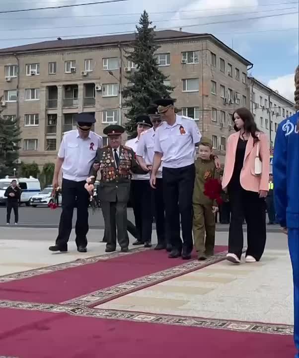Ветеран Великой Отечественной войны возложил цветы к памятнику русским добровольцам в луганском сквере имени Героев "Молодой гвардии"