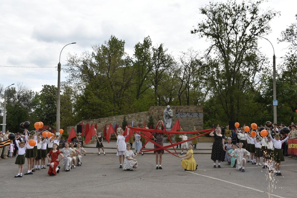 В Перевальске, возле памятника «Скорбящая мать», прошел митинг, посвященный 80-летию Победы в Великой Отечественной войне