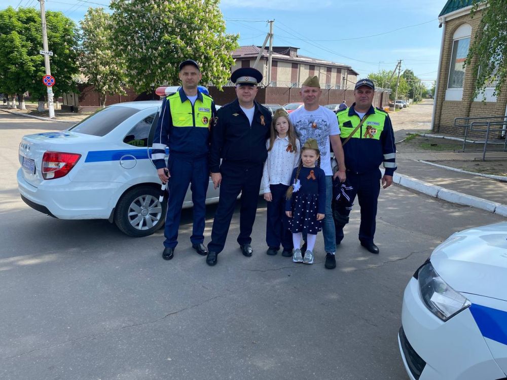 В этот священный день, который хранится в наших сердцах, как символ несгибаемой воли, мужества и героизма, доброго дня вам желают сотрудники Госавтоинспекции Новоайдарского района и юные его жители