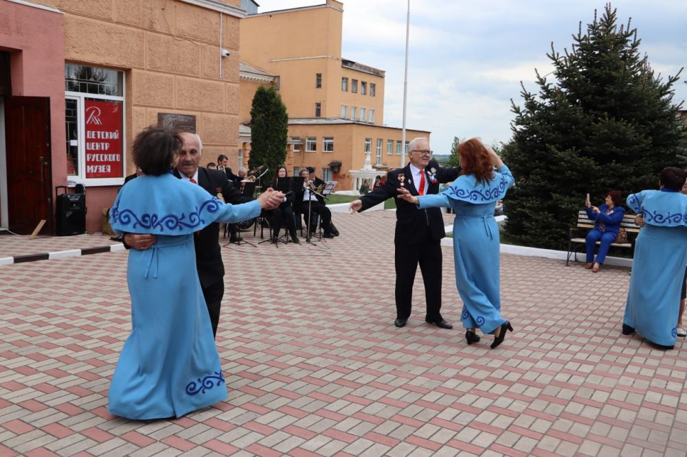 9 Полевая кухня, оркестр и машина Победы