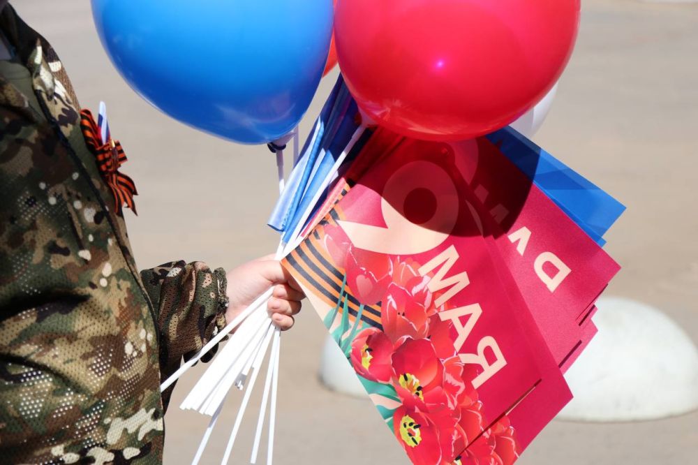 В день празднования 80-летия Победы в Великой Отечественной войне молодежь Администрации Марковского муниципального округа раздали жителям воздушные шары и тематические флажки!!!