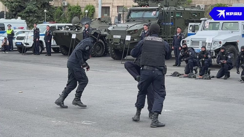 «Сила и честь нас объединяет»: В Луганске полицейские провели показательные выступления