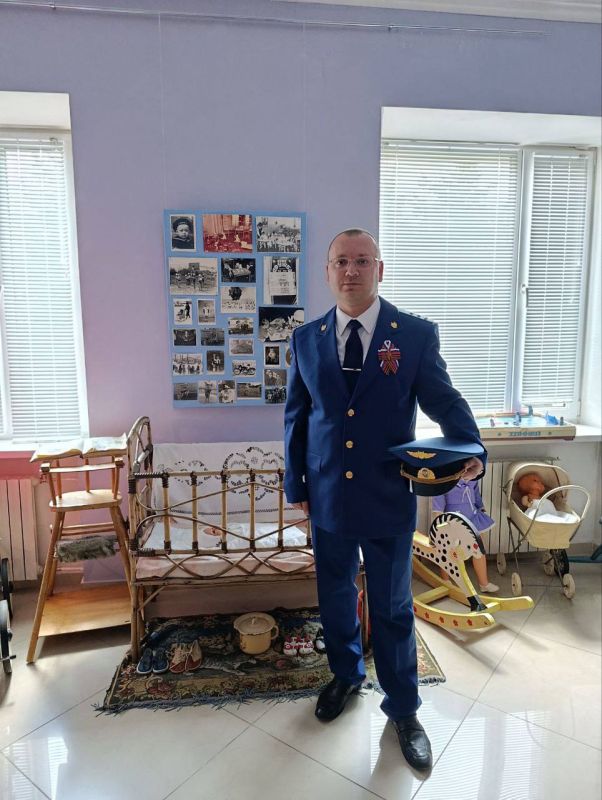 В день 80-летия Победы в Великой Отечественной войне в Антрацитовском историческом музее открыт стенд памяти ветерану ВОВ Вениамин Иванович Ширяев, деда заместителя прокурора г. Ровеньки