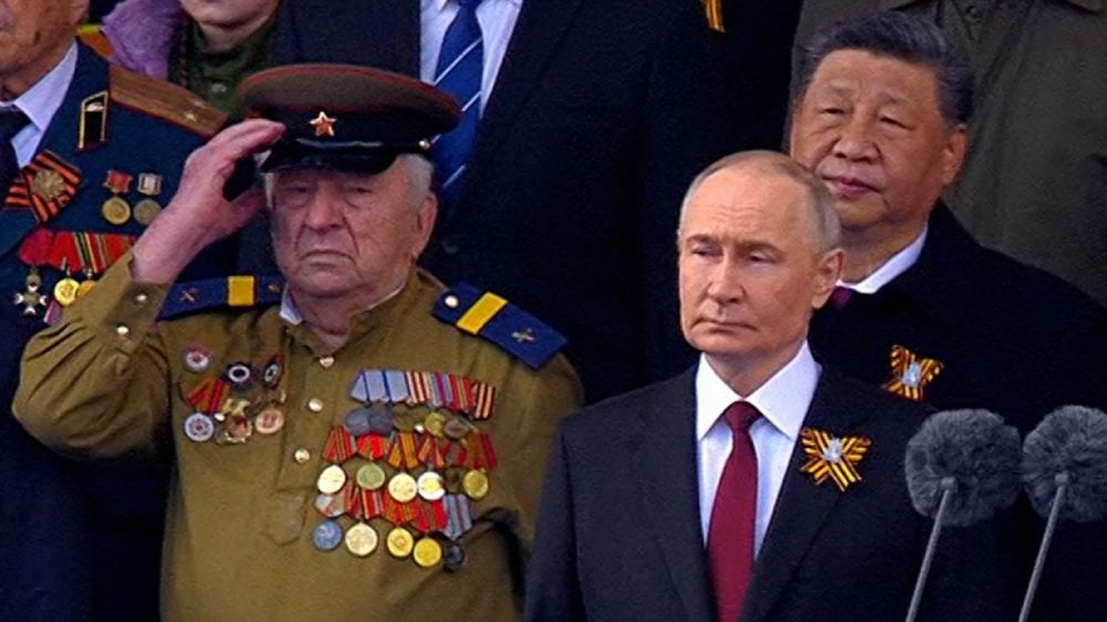Бравший Берлин ветеран занял почетное место рядом с Путиным на Параде
