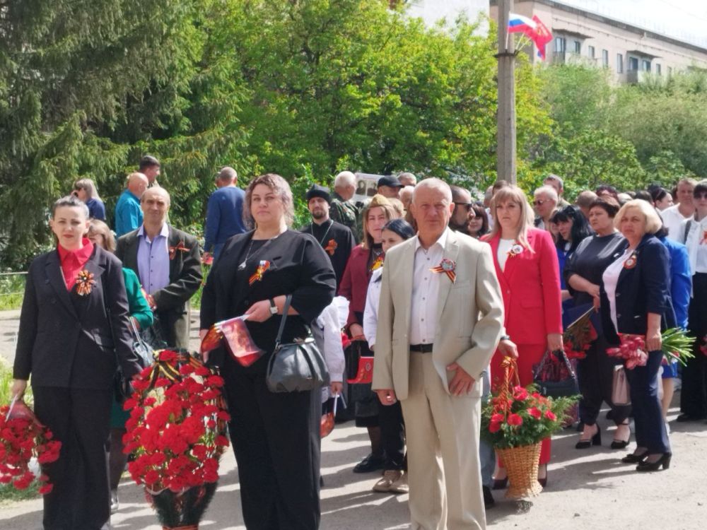 В поселке Краснодон активисты, сторонники и депутаты Партии «ЕДИНАЯ РОССИЯ» организовали пешую акцию «80 тысяч шагов к Великой Победе»