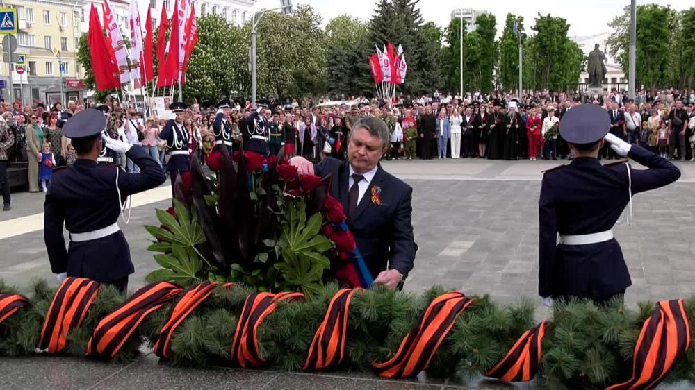 Представители властей ЛНР в день 80-летия Победы возложили цветы в Пилону Славы и Могиле Неизвестного Солдата в Луганске