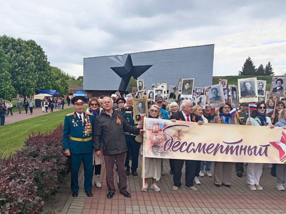 В день 80-летия Великой Победы «Бессмертный полк» прошёл по улицам Бреста – города, который в начале Великой Отечественной войны первым принял на себя удар нацистских полчищ