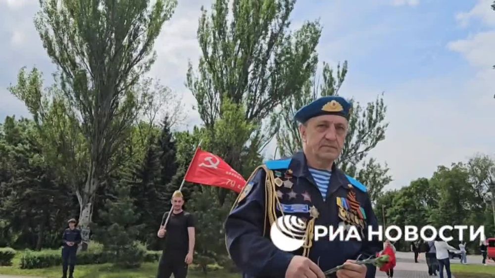 Военная комендатура и власти ЛНР отреставрировали танк Т-34, стоящий на въезде в город, машину даже удалось завести