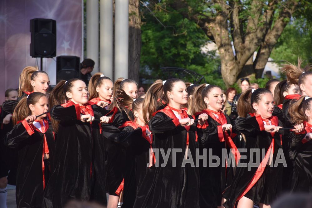 В Краснодоне праздничный день завершился концертом и акцией «Свеча памяти»