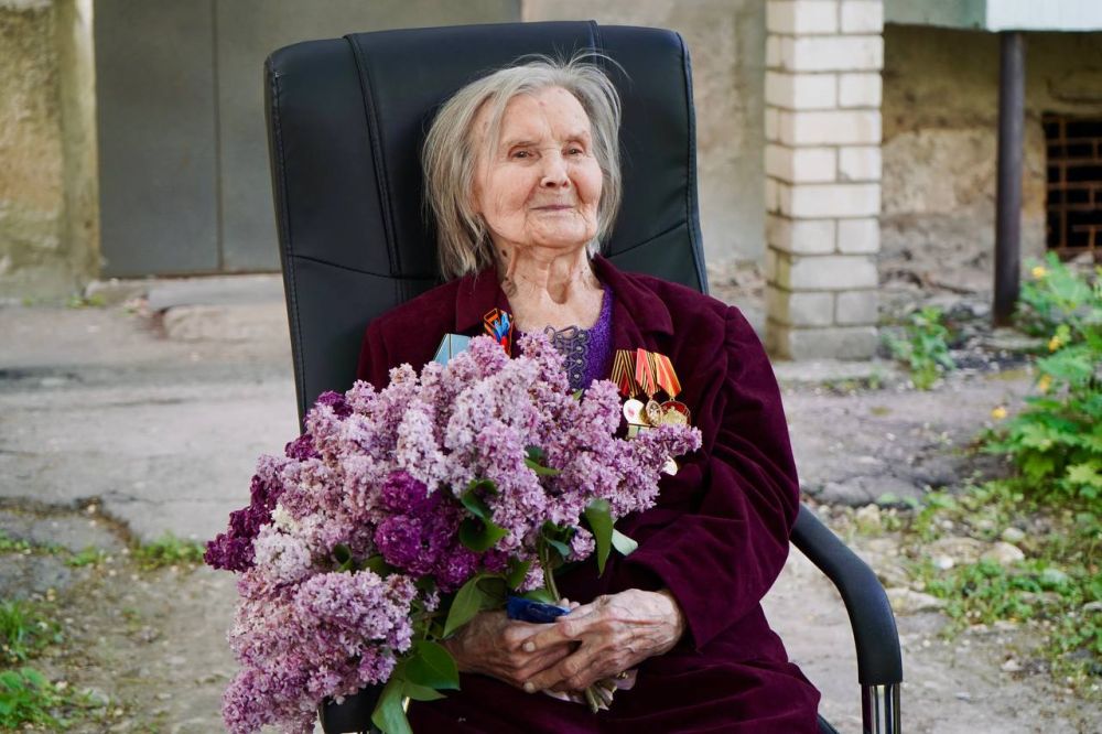 Спасибо за Победу!. В День Победы добровольцы Луганского регионального отделения ВСКС и студенты Института гражданской защиты подготовили для ветеранов Великой Отечественной Войны торжественный марш под их окнами