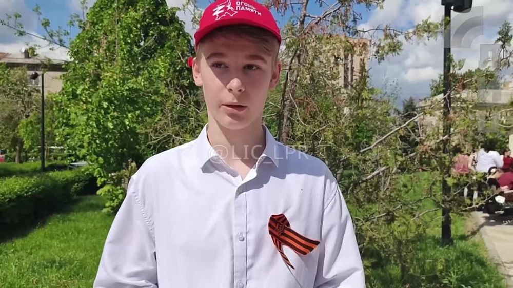 В Луганском сквере имени Героев «Молодой гвардии» по-прежнему атмосферно и победно