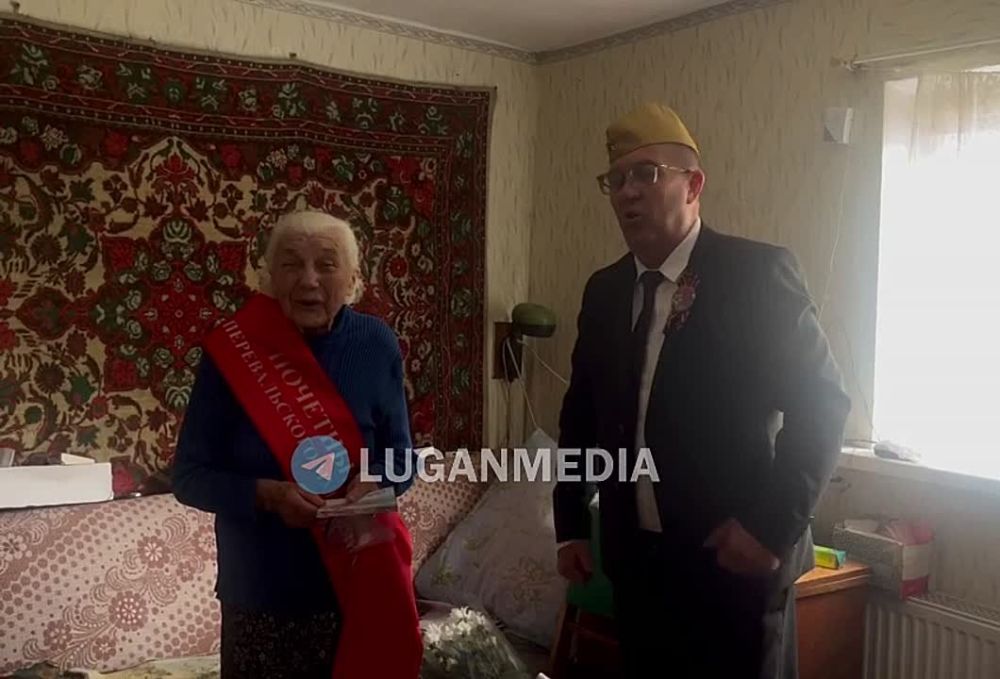 В День Победы по доброй традиции представители Администрации Перевальского муниципального округа посещают ветеранов Великой Отечественной войны