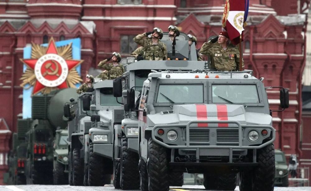 5 фактов о Параде Победы: 1Первый Парад Победы прошел в Москве 24 июня 1945 года. Его принимал маршал Жуков, а расчетами командовал маршал Рокоссовский. В строю стояли непосредственные участники боев, прославленные герои...