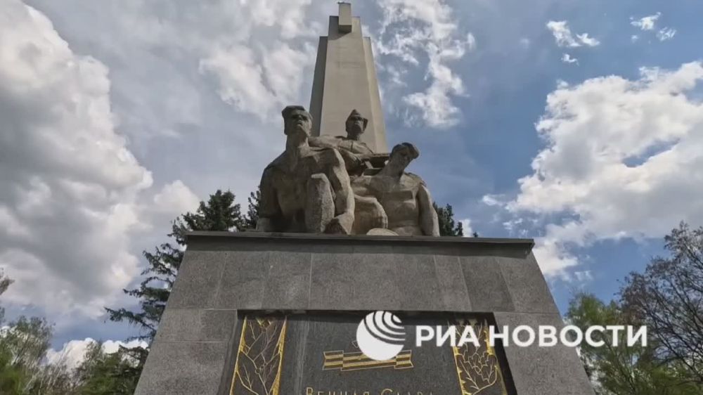 Саперы ВС РФ восстановили мемориал героям-освободителям Великой Отечественной войны в ЛНР