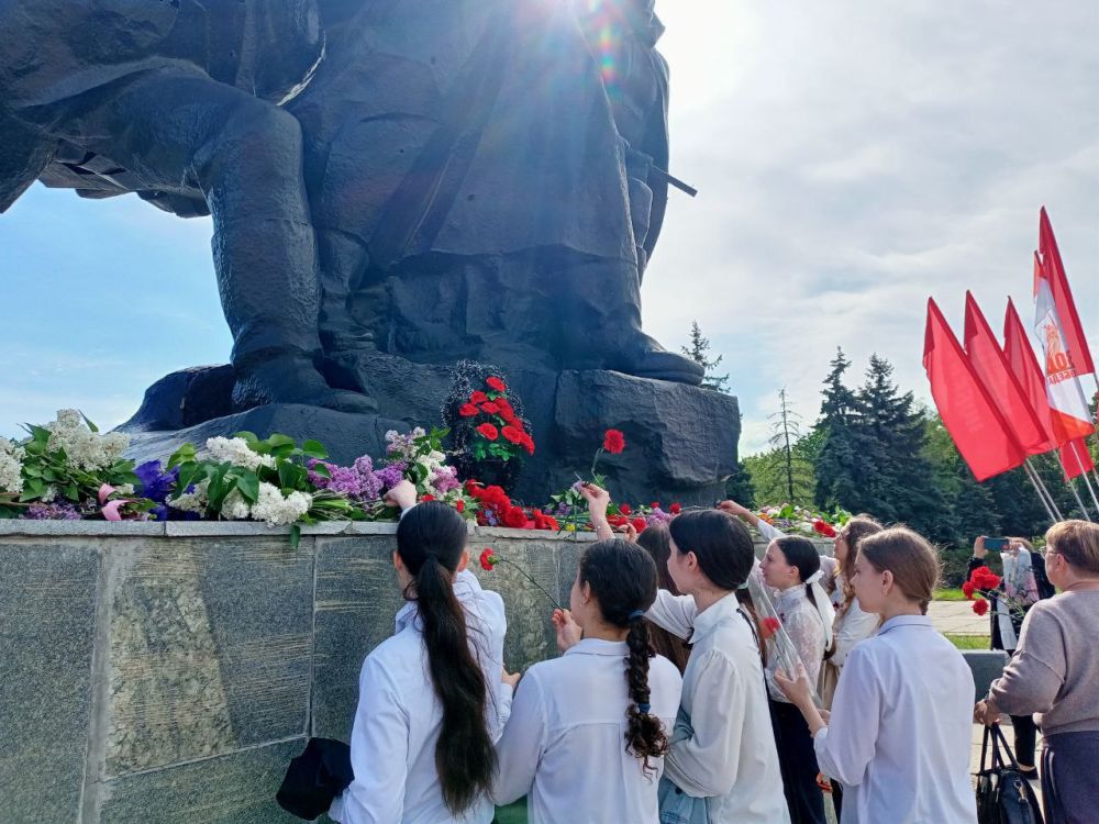 Ко всем мемориалам Луганска прошло одновременное возложение цветов