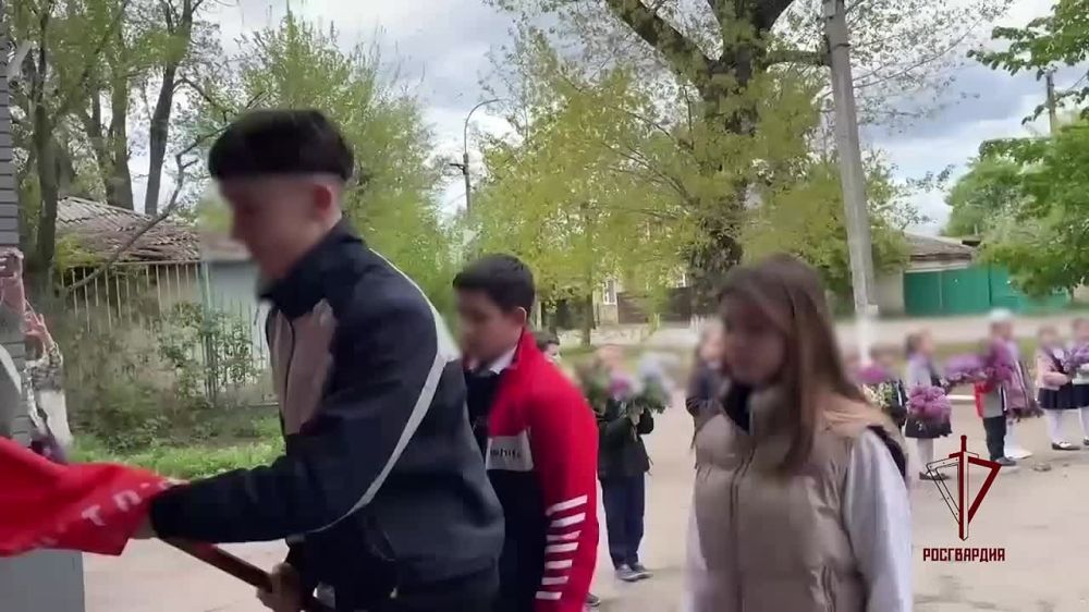 Военнослужащие Росгвардии передали копию Знамени Победы луганским школьникам