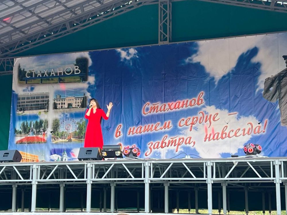 Вечерняя программа Дня Победы в Стаханове: праздничный концерт собрал горожан в парке «Горняк»