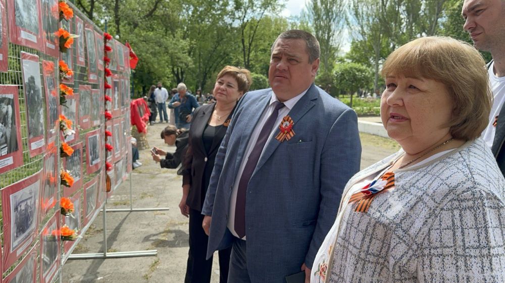 Андрей Рубанцов: Сегодня посетил передвижную выставку «Нам 41-й не забыть, нам 45-й славить!», посвящённую подвигу советского народа в Великой Отечественной войне, в Парке культуры и отдыха им. Героев города Ровеньки