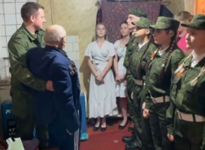 Сотрудники СК организовали персональный концерт для ветерана Великой Отечественной войны