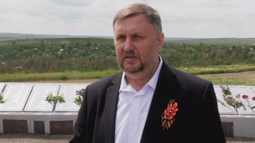 Вечный огонь зажгли у братской могилы советских воинов в Лутугино