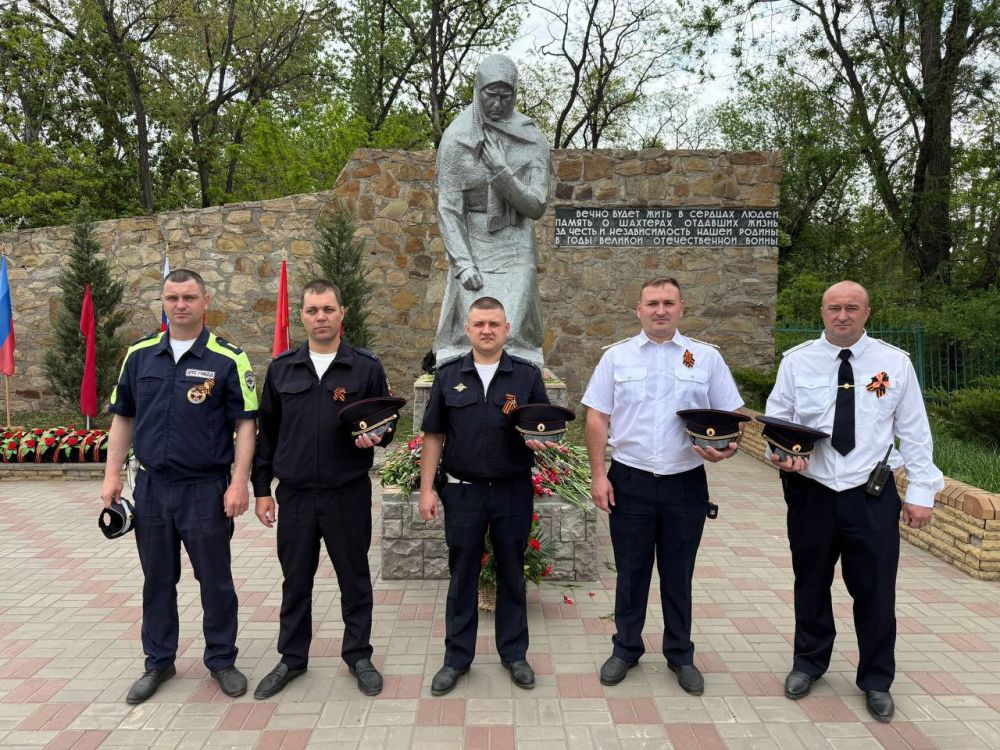Сотрудники отделения ГИБДД ОМВД России "Перевальский" провели памятное мероприятие, возложив цветы к памятникам