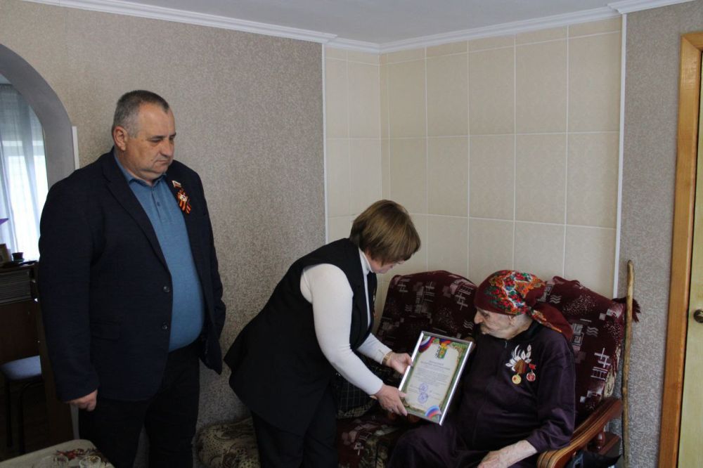 В Троицком муниципальном округе сложилась добрая традиция: в преддверии празднования Великой Победы ветераны Великой Отечественной войны и труженики тыла принимают искренние поздравления на дому