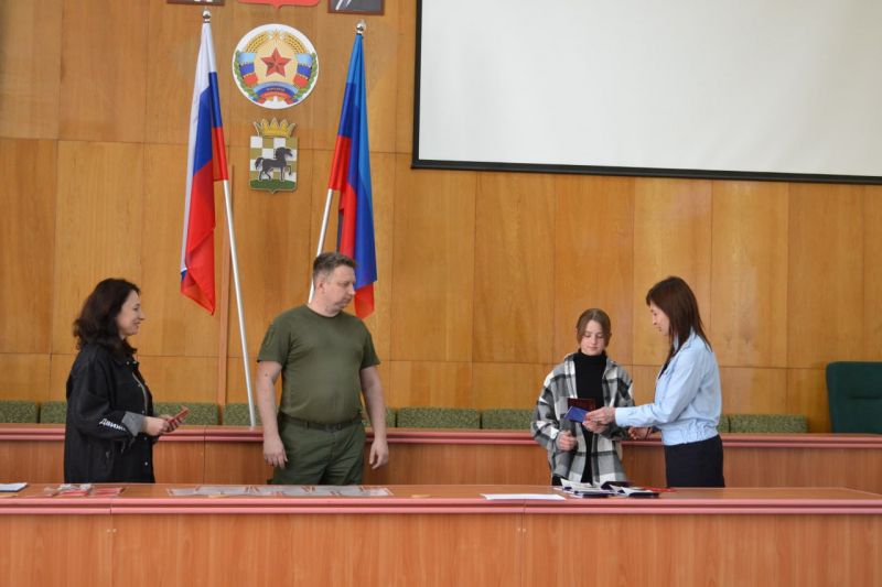 Полицейские в торжественной обстановке по случаю майских праздников вручили более 40 паспортов гражданина РФ 14-летним жителям субъекта