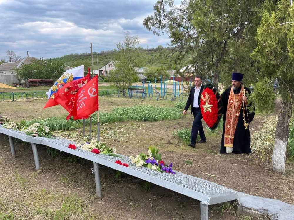 На территории Марковского муниципального округа Луганской Народной Республики повсеместно прошли церемонии возложений
