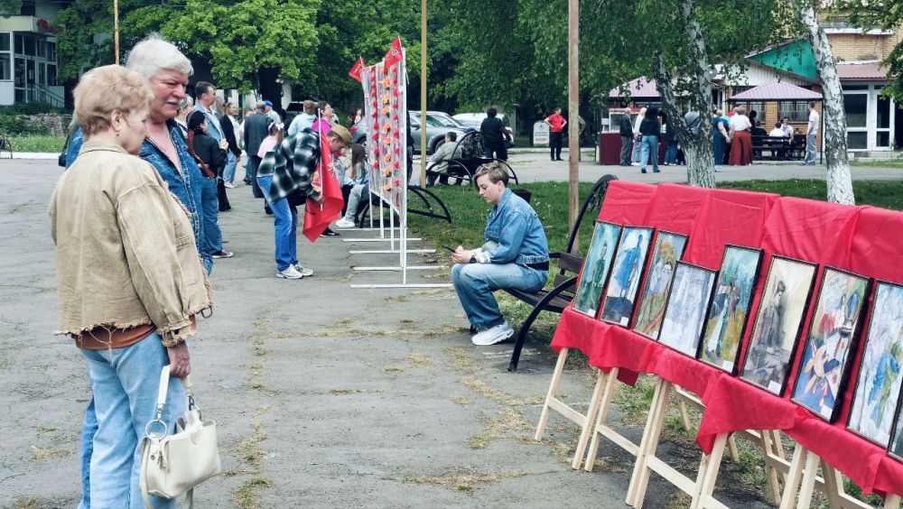 Сегодня в Парке культуры и отдыха им. Героев города Ровеньки состоялось открытие передвижной выставки «Нам 41-й не забыть, нам 45-й славить!», посвящённой подвигу советского народа в Великой Отечественной войне