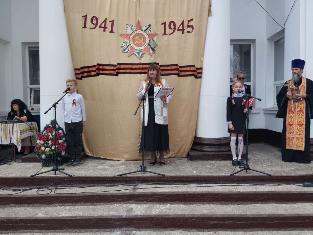 9 мая на главной площади микрорайона Алмазный возле ДК им. Шевченко с самого утра звучали, подготовленные культработниками поздравления с праздником и песни Великой Победы