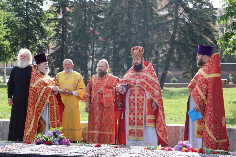 Череда праздничных мероприятий, посвященных юбилею Победы в Великой Отечественной войне, в Стаханове началась с торжественного богослужения за дарование Победы в Великой Отечественной войне, который отслужил архимандрит...