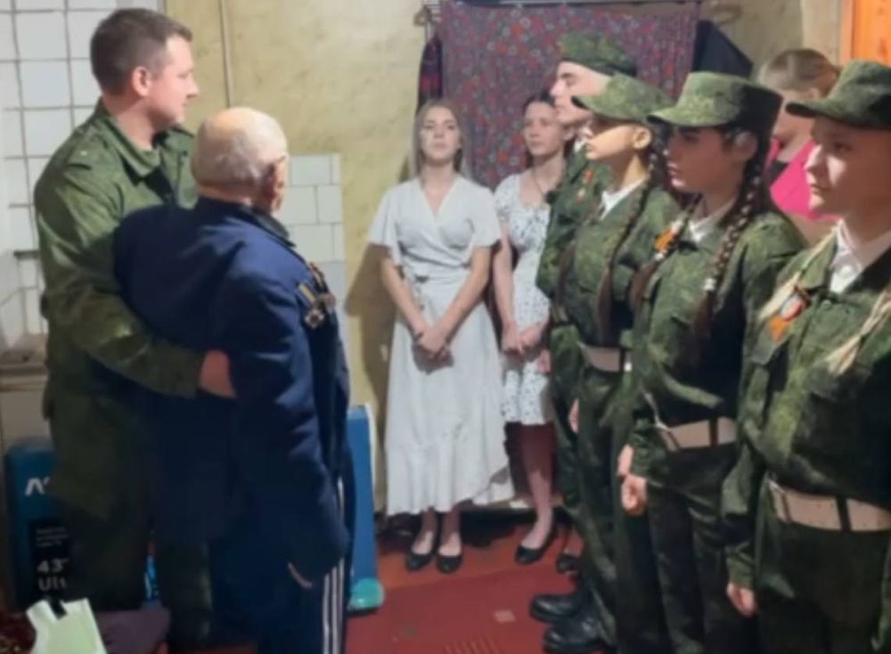 Сотрудники СК организовали персональный концерт для ветерана Великой Отечественной войны