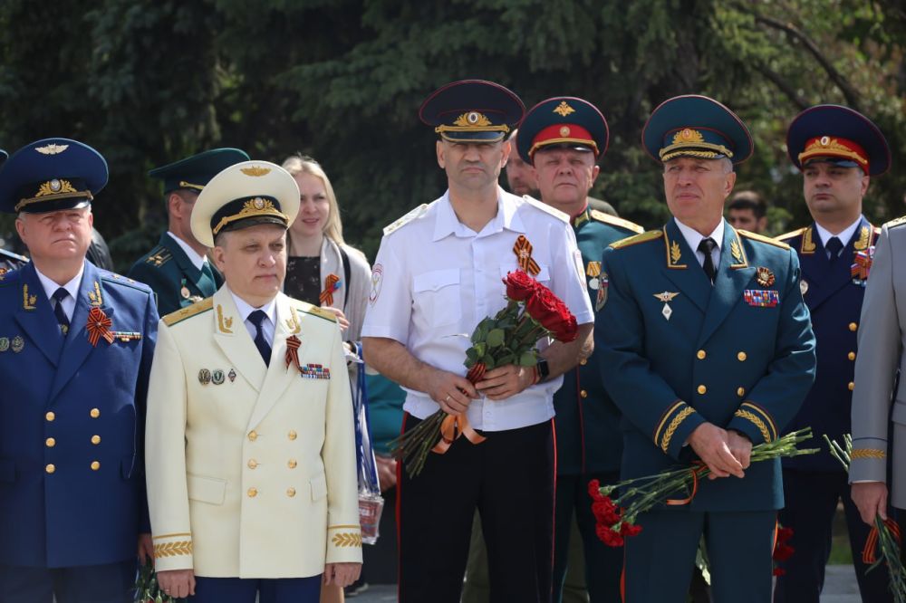 Руководитель республиканского МВД посетил церемонию поднятия Знамени Победы в праздник 9 Мая