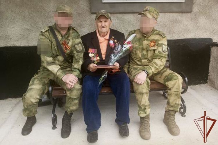 В ЛНР росгвардейцы поздравили с Днём Победы ветеранов Великой Отечественной войны