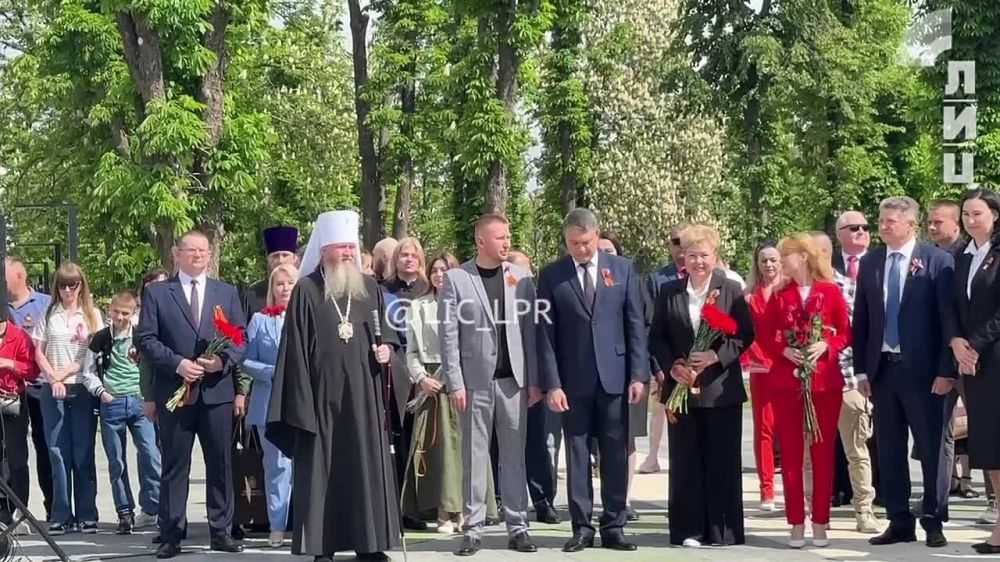 Представители властей ЛНР в день 80-летия Победы возложили цветы в Пилону Славы в Луганске. Об этом с места события передает корреспондент ЛИЦ